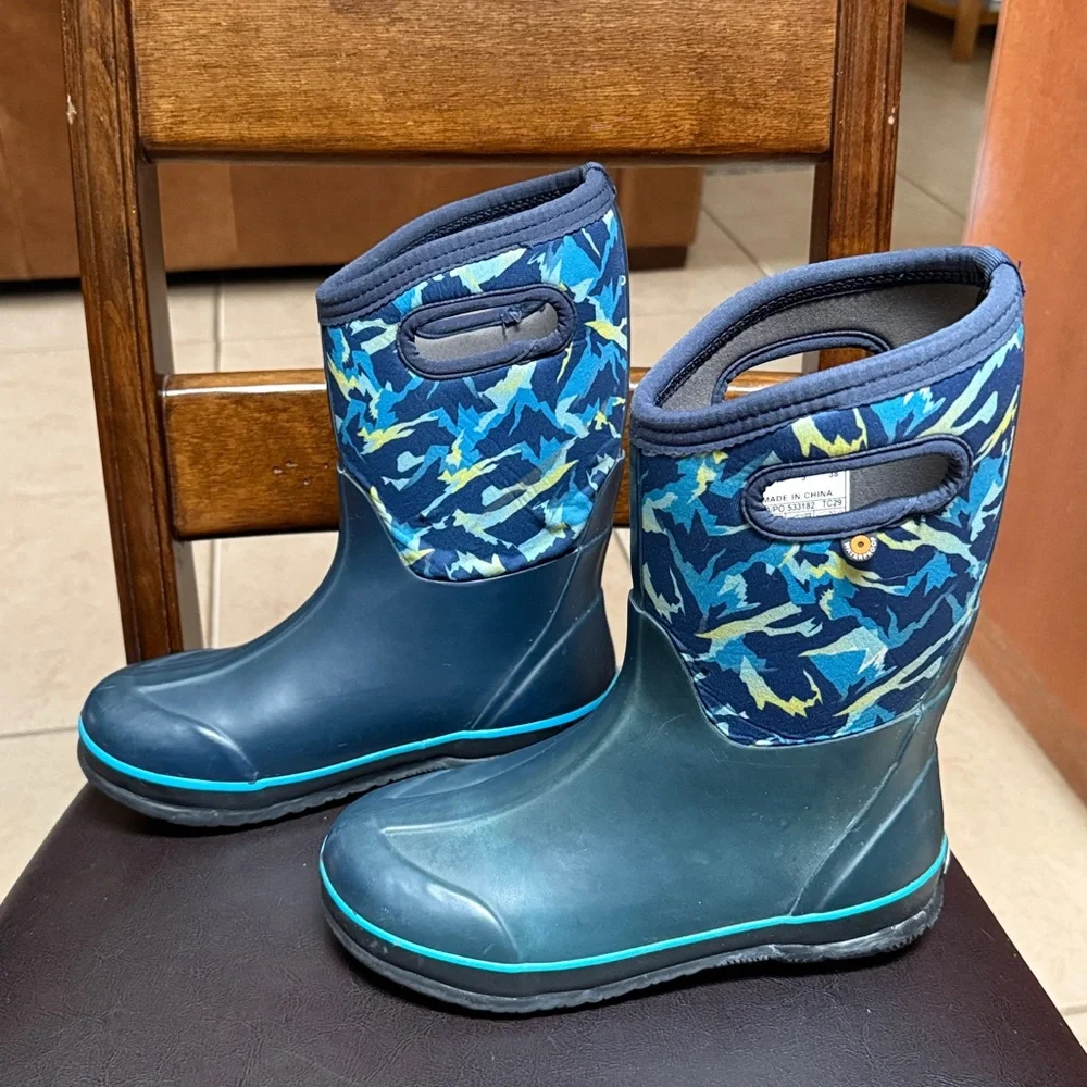 Bogs Classic II Winter Mountain Boot - Youth Size 5 Navy Yellow, Light Blue